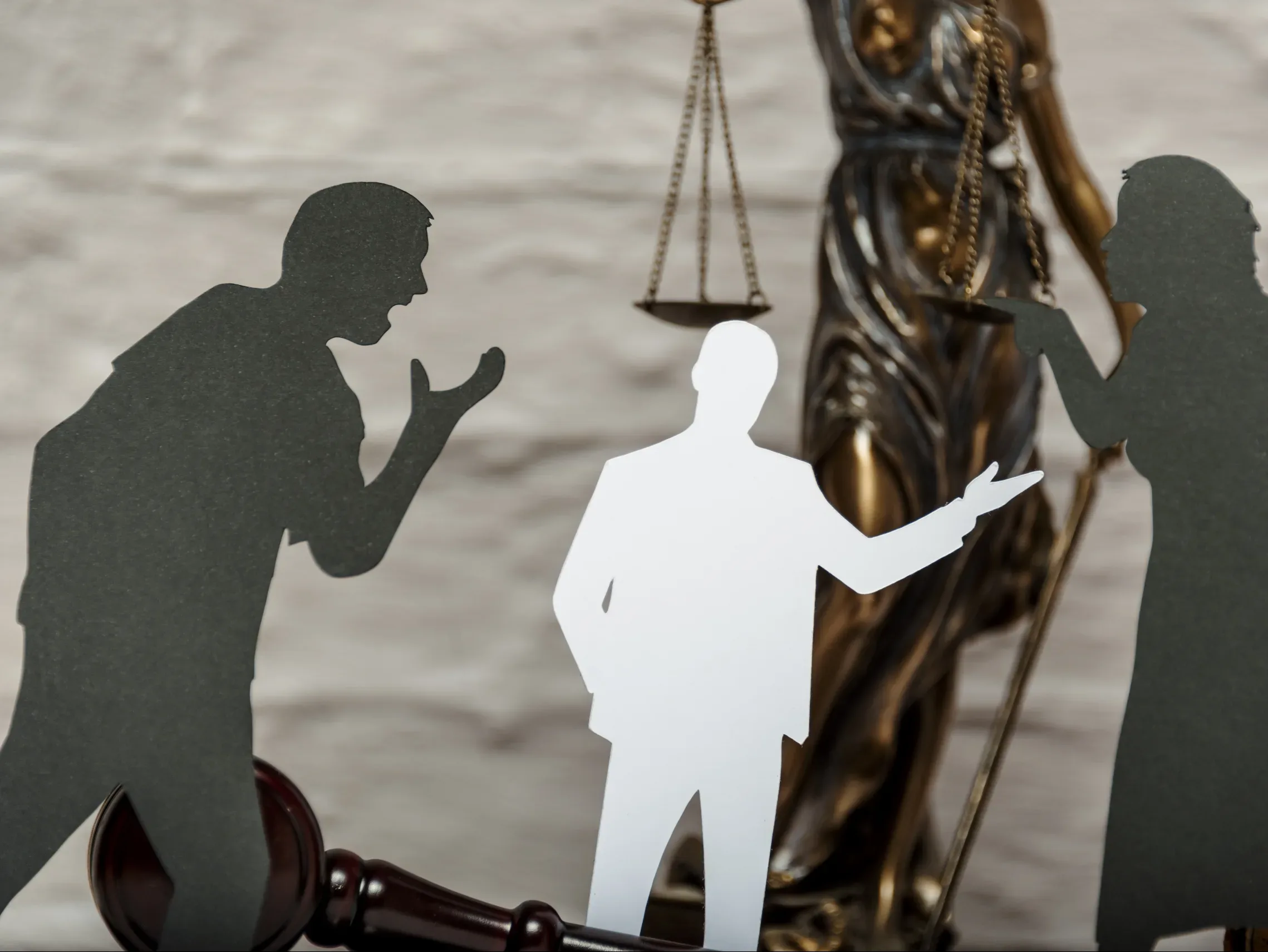 Hayata Kast , Pek Kötü Veya Onur Kırıcı Davranış Sebebiyle Boşanma Davası