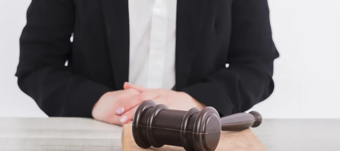 Yargıtay 19. Hukuk Dairesi Kararı – Malın Ayıplı Olduğu Teslim Sırasında Açıkça Belli İse Alıcının İki Gün İçinde Durumu Satıcıya İhbar Etmesi Gerekmektedir. Bu Husus Gözetilmeden Ayıp İhbarının Makul Sürede Yapıldığından Bahsedilemez. Yargıtay 19. Hukuk Dairesi Kararı - Malın Ayıplı Olduğu Teslim Sırasında Açıkça Belli İse Alıcının İki Gün İçinde Durumu Satıcıya İhbar Etmesi Gerekmektedir. Bu Husus Gözetilmeden Ayıp İhbarının Makul Sürede Yapıldığından Bahsedilemez.