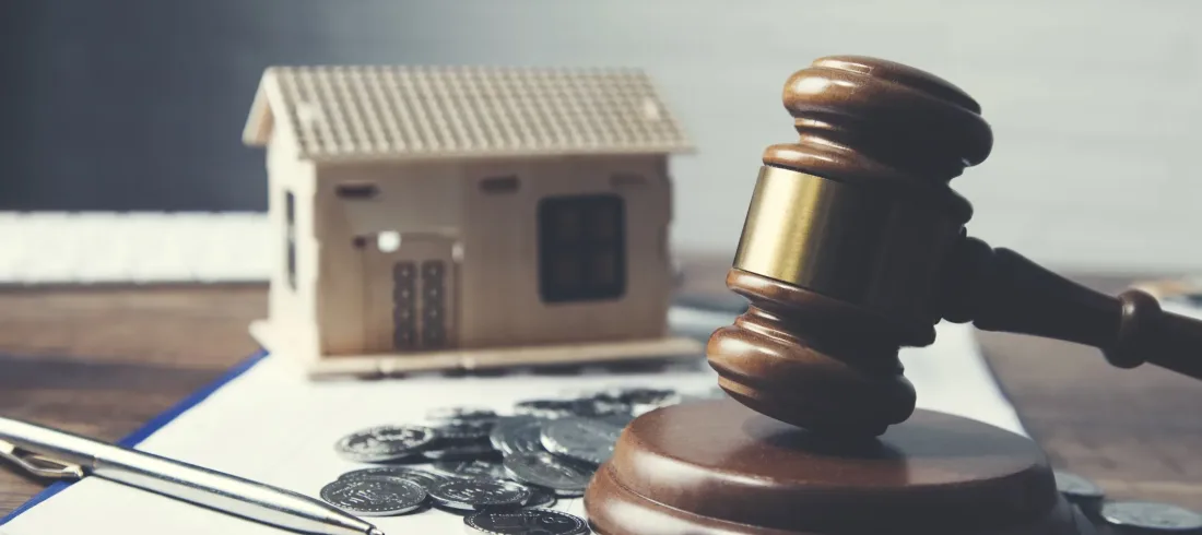 Yargıtay 8. Hukuk Dairesi – Davalının Mirasbırakanlar Arasında Becayiş Yapılarak Dava Dışı Taşınmazın Davacı Murisi Tarafından Kullanıldığı ve Davaya Konu Taşınmazın İse Buna Mukabil Kendileri Tarafından Kullanıldığı Şeklindeki Savunmasının Davacının Mülkiyet Hakkı Karşında Sonuca Etkili Olmayacağı/Davacının Mülkiyet Hakkına Üstünlük Tanınarak Davalının Elatmasının Önlenmesine Karar Verilmesi Gerekir Yargıtay 8. Hukuk Dairesi - Davalının Mirasbırakanlar Arasında Becayiş Yapılarak Dava Dışı Taşınmazın Davacı Murisi Tarafından Kullanıldığı ve Davaya Konu Taşınmazın İse Buna Mukabil Kendileri Tarafından Kullanıldığı Şeklindeki Savunmasının Davacının Mülkiyet Hakkı Karşında Sonuca Etkili Olmayacağı/Davacının Mülkiyet Hakkına Üstünlük Tanınarak Davalının Elatmasının Önlenmesine Karar Verilmesi Gerekir