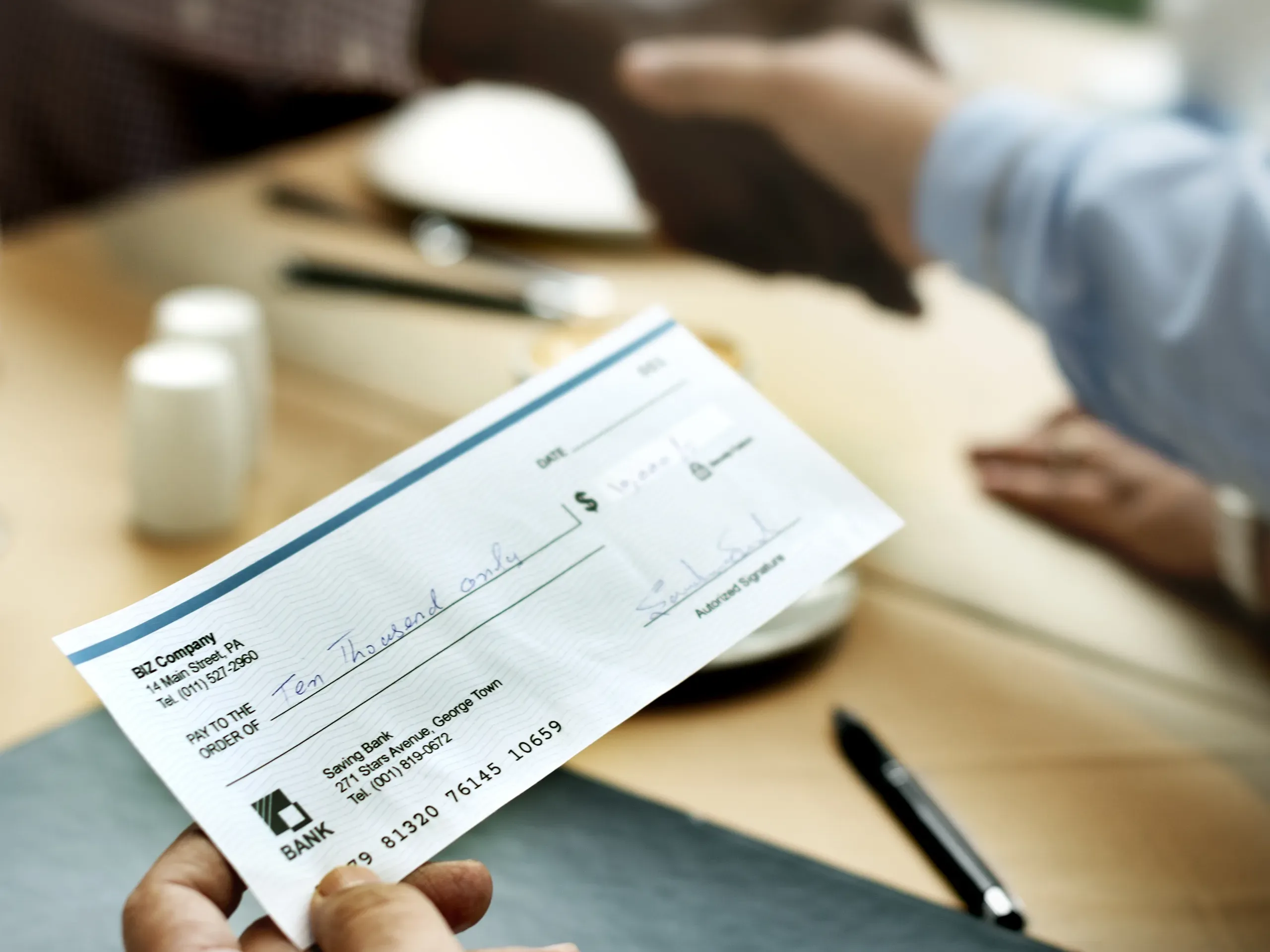 Kaybolan Çek Yaprağı için çek zayii davası açılamaz, bankaya ödenmemesi için ihtar çekilir.