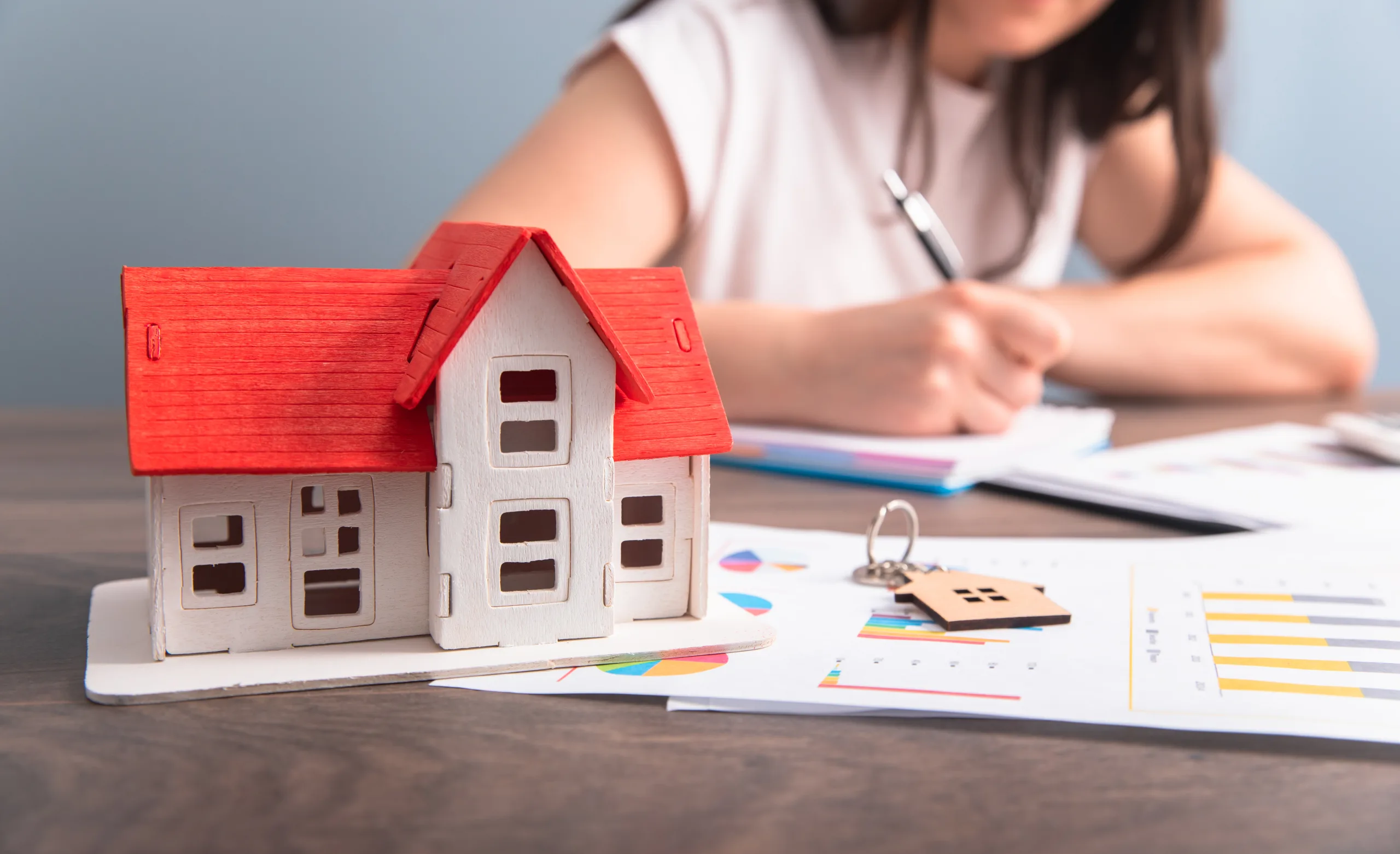 Kira artış oranı belli olan ve 5 yılı dolduran kira sözleşmeleri için ihtar çekmeden doğrudan Kira Tespit Davası açılabilir.